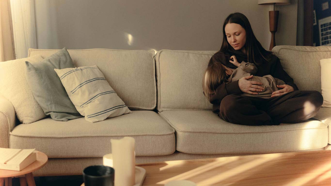 Nursing clothes for effortless breastfeeding | Breastfeeding story by amama | Cover | Shop online on amama.shop