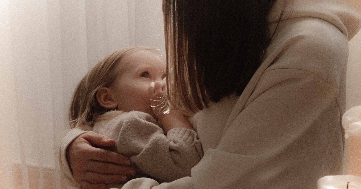 Nursing clothes for effortless breastfeeding | Breastfeeding story by amama | The Optimal Set in Sun Sparkle breastfeeding | Shop online on amama.shop