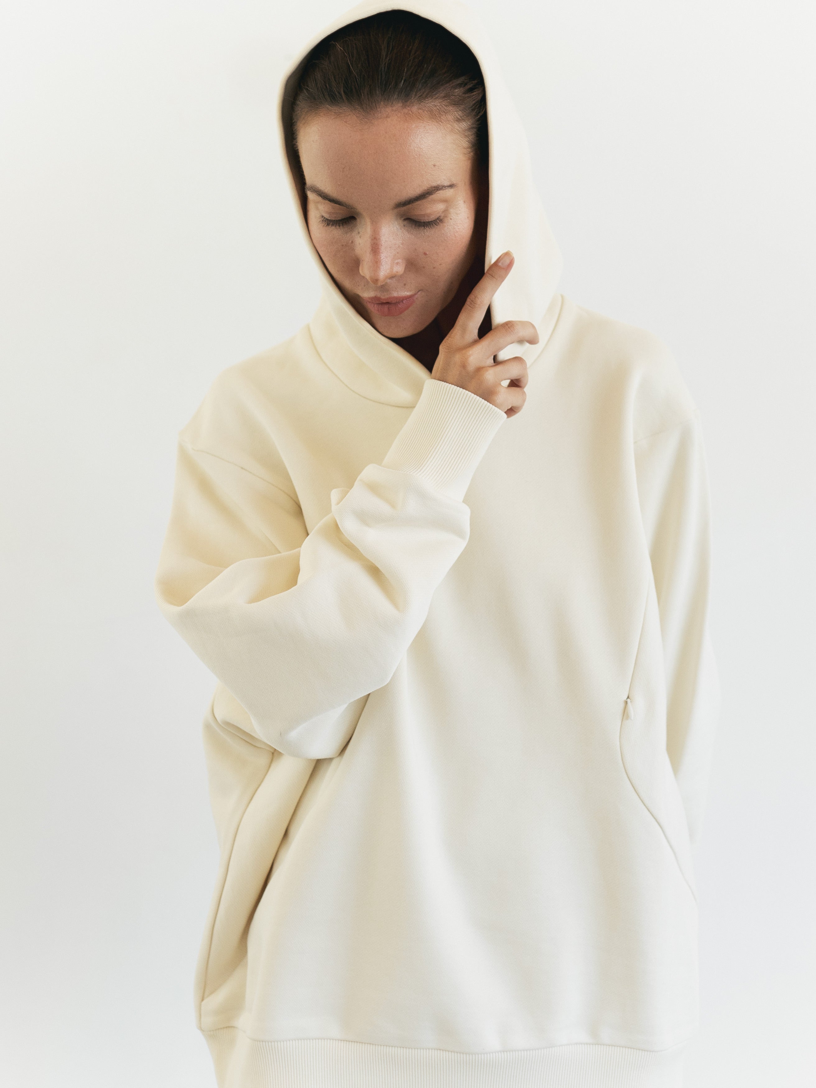 The Optimal Hoodie by amama  is a versatile piece that is perfect to use during and after pregnancy. Provides effortless access for breastfeeding anytime, anywhere | shop online | amama.shop