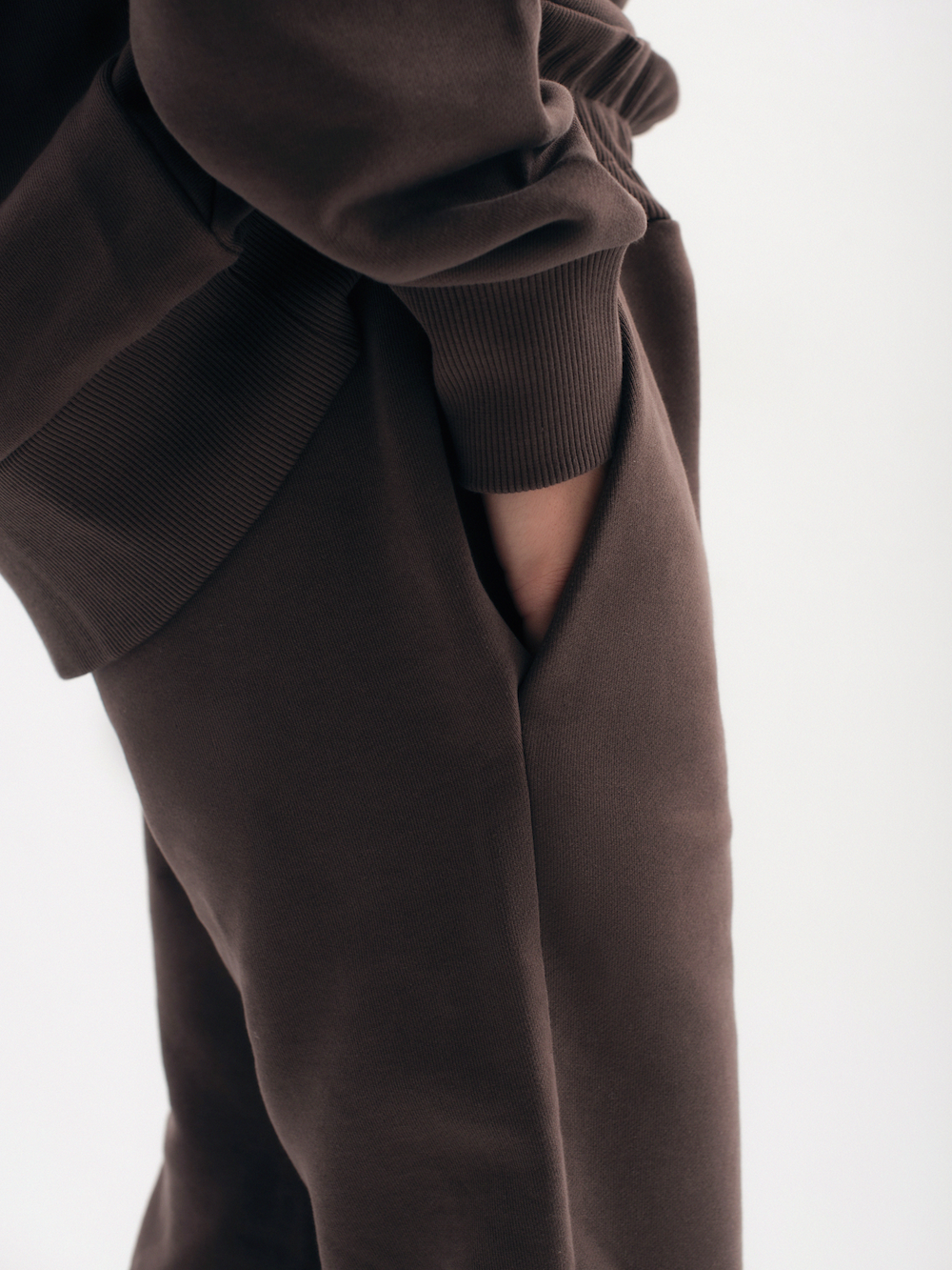 Close-up of the pocket on The Optimal Jogger in Sunset Shadow. Flawless fit, every time | shop online | amama.shop